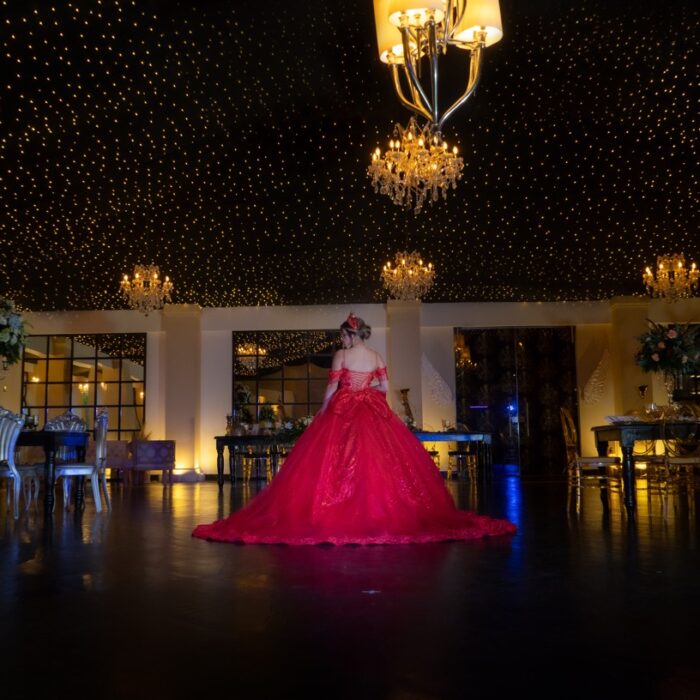 Quinceañera celebrando sus 15 años en el interior del Salón Gatsby de Amara Home, hacienda para eventos con capacidad para 200 personas