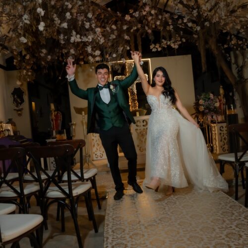 Novios saliendo de la iglesia de Amara Home, hacienda para bodas campestres en Sopó, Cundinamarca