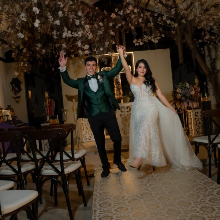 Novios saliendo de la iglesia de Amara Home, hacienda para bodas campestres en Sopó, Cundinamarca