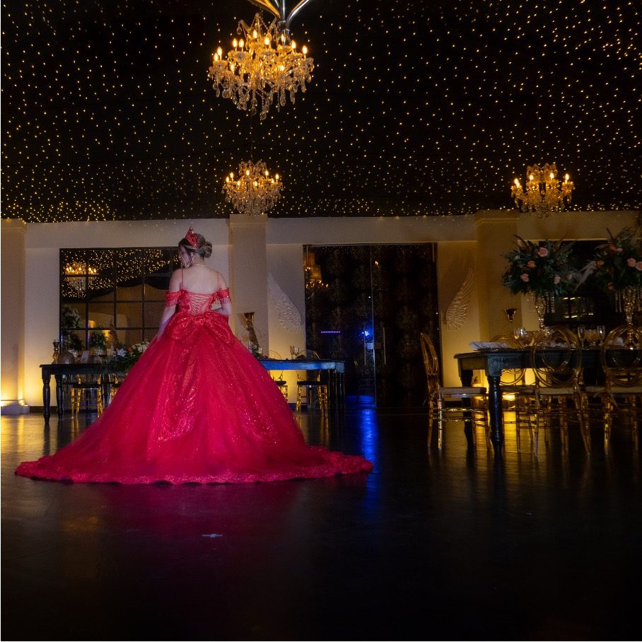 Quinceañera con vestido tipo princesa en el Salón Gatsby de Amara Home, hacienda para bodas y eventos con iluminación elegante