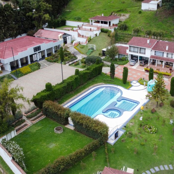 Vista aérea de Amara Home, hacienda para bodas y eventos en Sopó con iglesia, salón Gatsby, piscina, zonas verdes y parqueadero