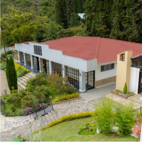 Vista aérea del Salón Gatsby rodeado de jardines en Amara Home, hacienda para bodas campestres
