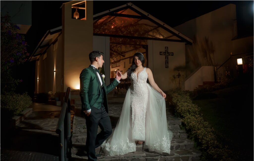 Pareja de recién casados saliendo de la capilla en hacienda para bodas Amara Home después de su ceremonia católica
