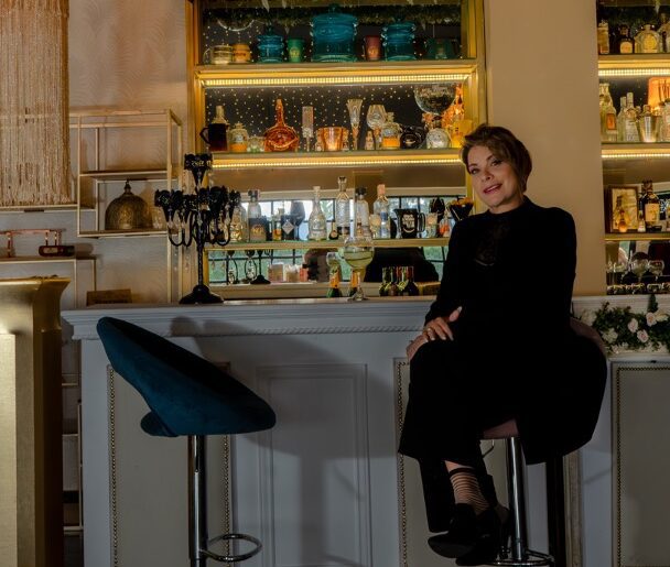Karen Jaimes, wedding planner y propietaria de Amara Home, con más de 30 años de experiencia en bodas campestres en Colombia