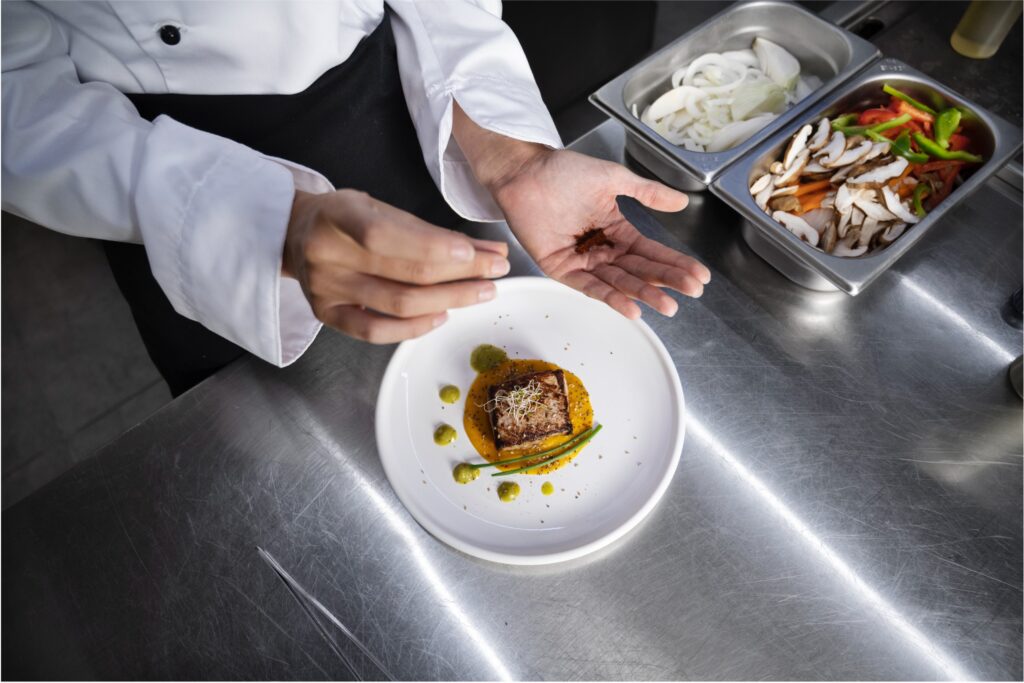 Plato gourmet preparado en la cocina profesional de Amara Home, hacienda para bodas