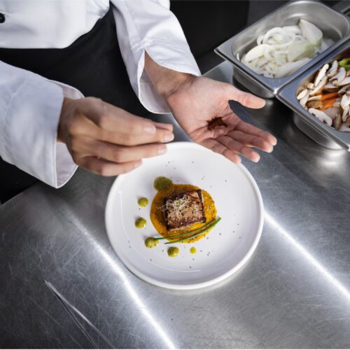 Plato gourmet preparado en la cocina profesional de Amara Home, hacienda para bodas
